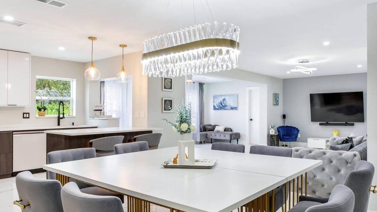 Rustic Oaks House | Villa Luxe ~ heated saltwater pool ~near famous beaches