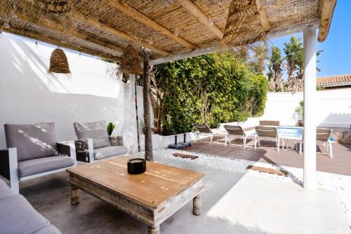 Urbanizacion Costabella Villa | Villa Madrugada, beachside villa in Costabella