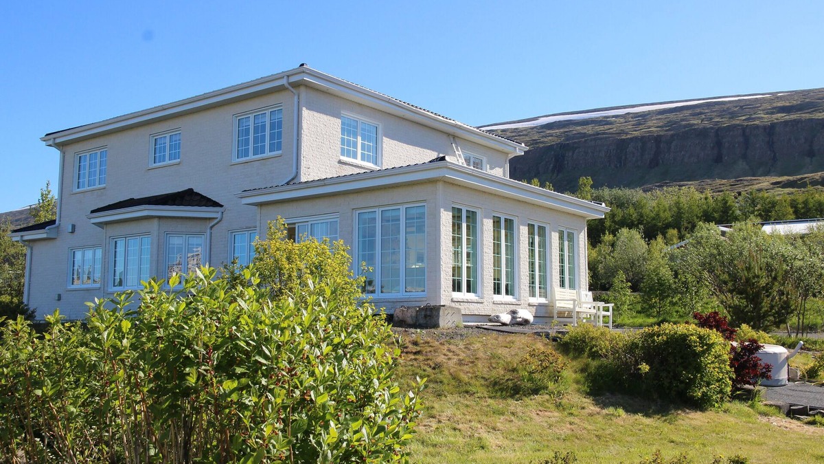 Akureyri House | Villa Mafini - Spacious Canadian - Amazing panorama over Akureyri