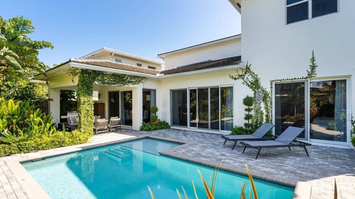 Poinsettia Heights Villa | VILLA MAGNOLIA-with heated pool-by VIAC