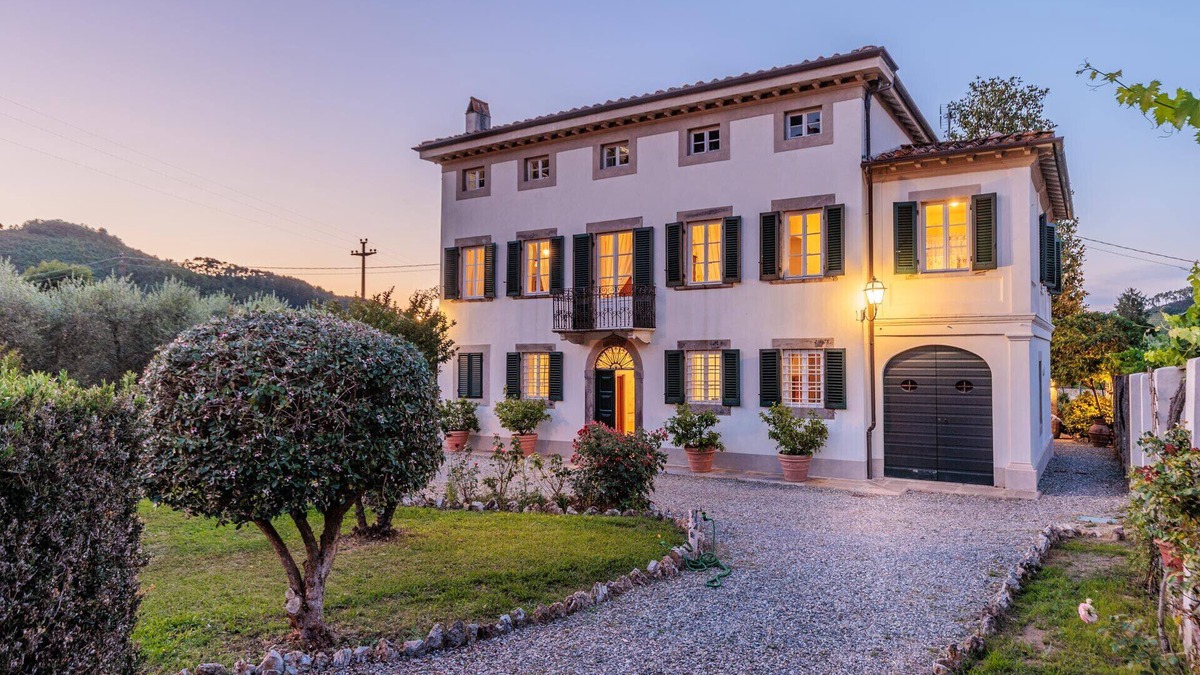 Vorno Villa | Villa Magnolie, a 5 bedrooms Traditional Villa in Lucca with Private Garden in the Hamlet of Vorno