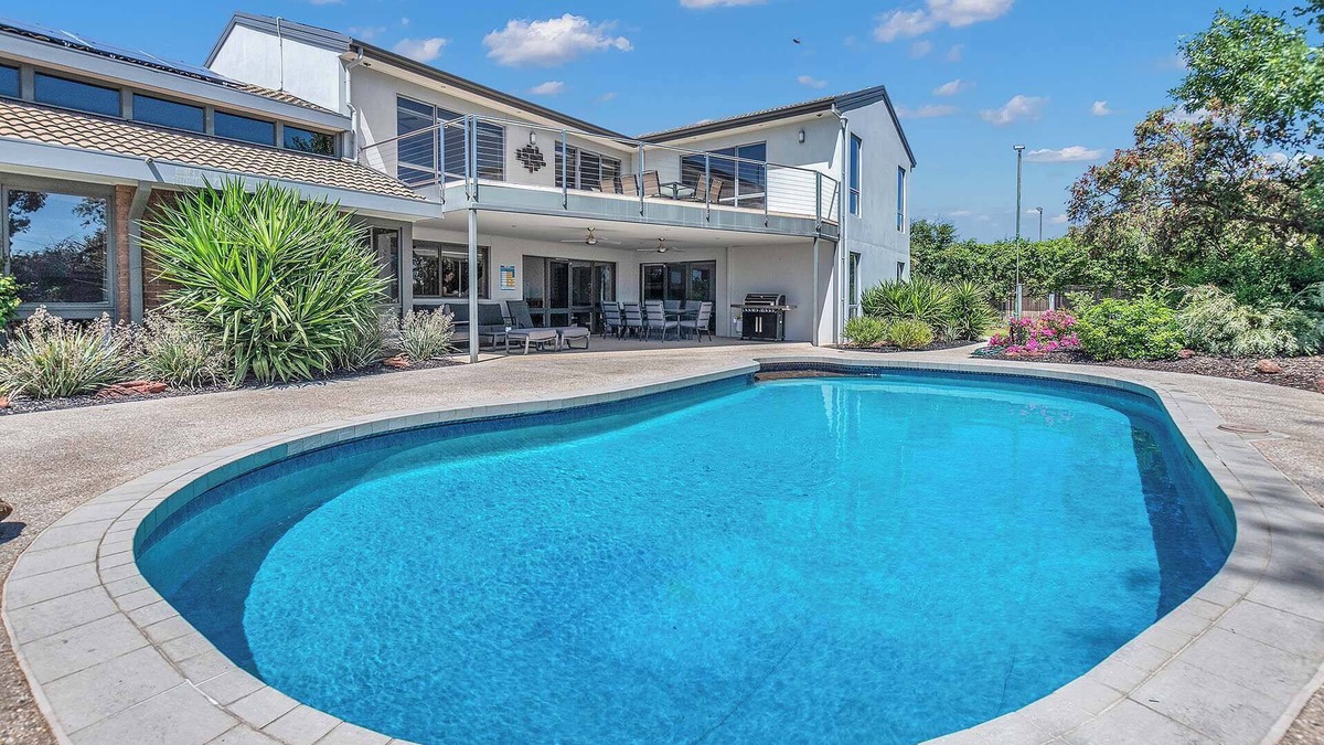 Echuca House | Villa Mala Summary: W