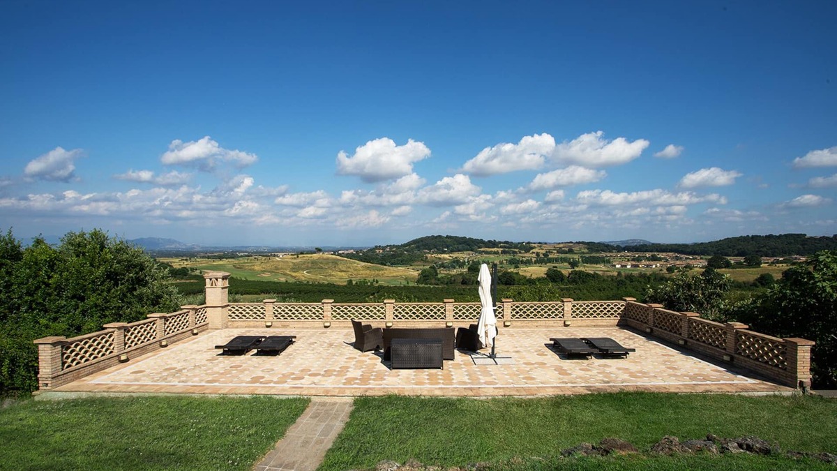 Sutri Villa | Villa Margot Sutri a stone's throw from golf!