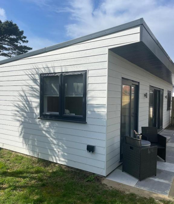 Bournemouth House | Villa Maria Garden Lodge - 2 Mins to Beach - Coastal - Large Garden - Modern