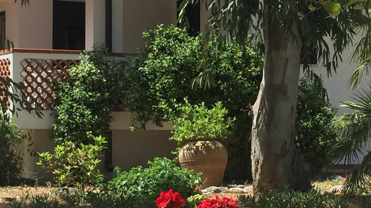 San Sostene Marina Villa | Villa Marina Piccola. Beachfront accomodation with spacious garden