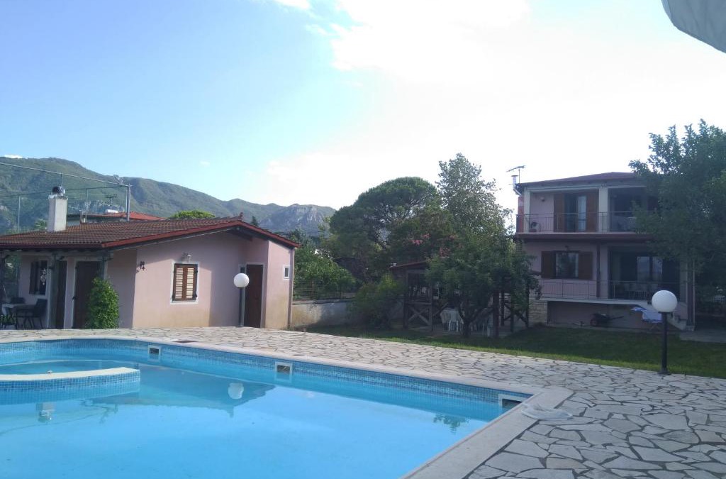 Molos-Agios Konstantinos Villa | Villa Marinos - συγκρότημα με πισίνα, γήπεδο, τζακούζι, μπαρ, ψησταριά