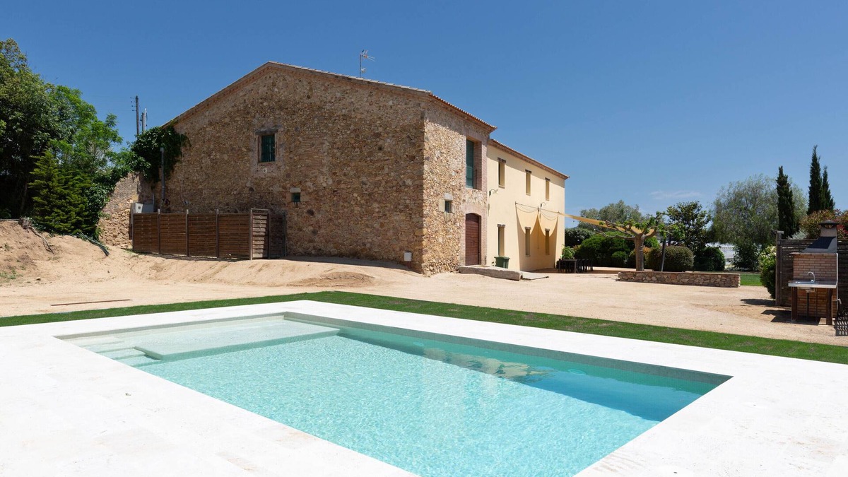 Palafolls Villa | Villa 'Mas Tortós' with Mountain View, Private Garden and Barbecue