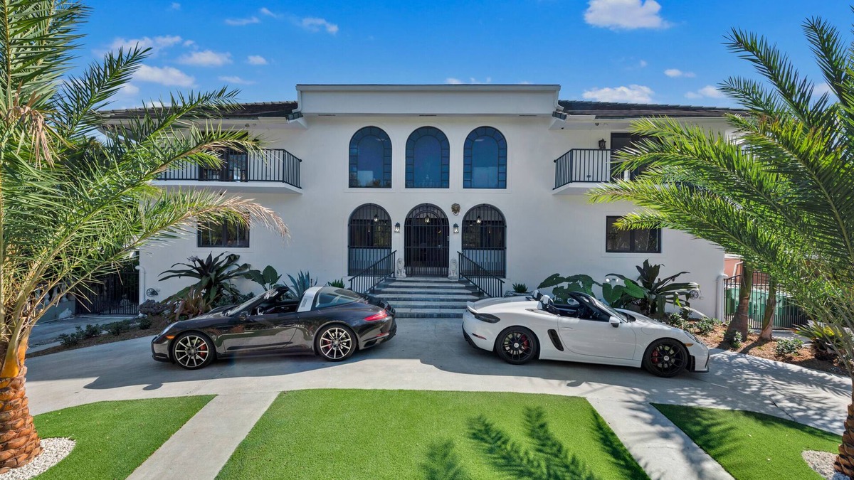 West Little Havana House | Villa Maya: 12 BR, 14k sq. ft. estate with pool, pickle ball, bball, disco club!