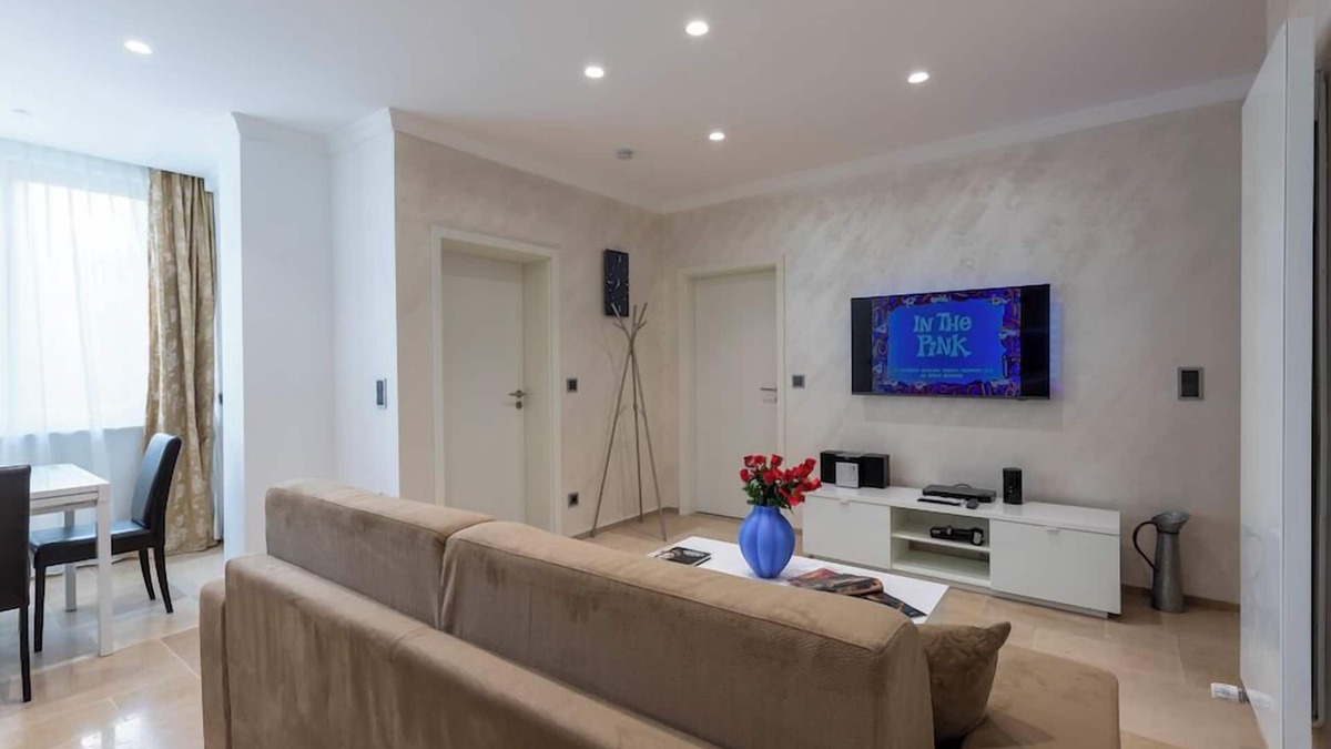 Hollerich Apartment | Villa Medici 12 Two-Bedroom Apartment (6 Adults)