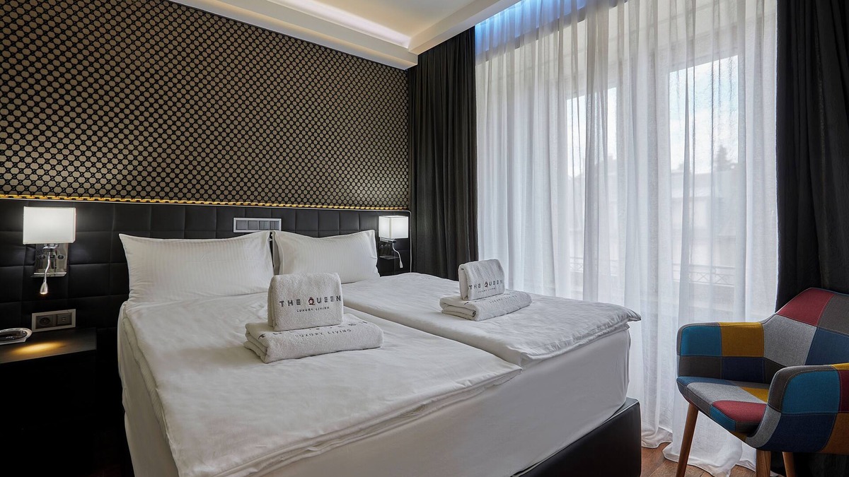 Hollerich Apartment | Villa Medici 21 One-Bedroom Apartment with Spa Bath