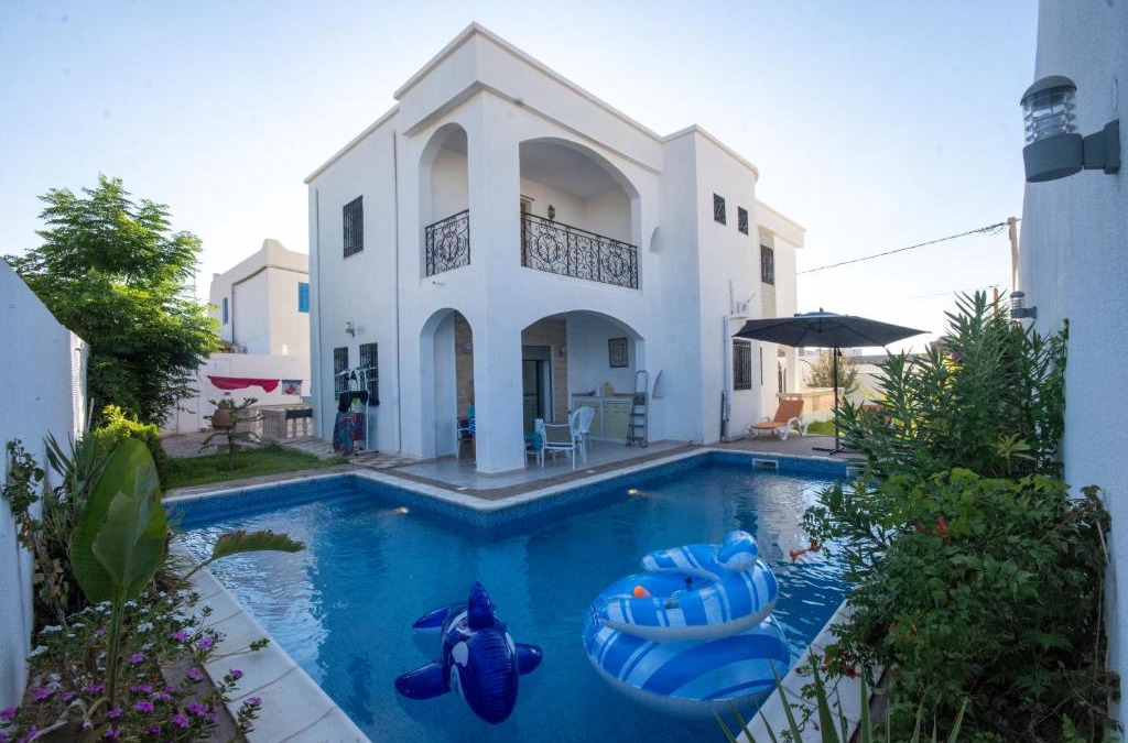 Erriadh Villa | Villa meublée avec piscine et abri de voiture