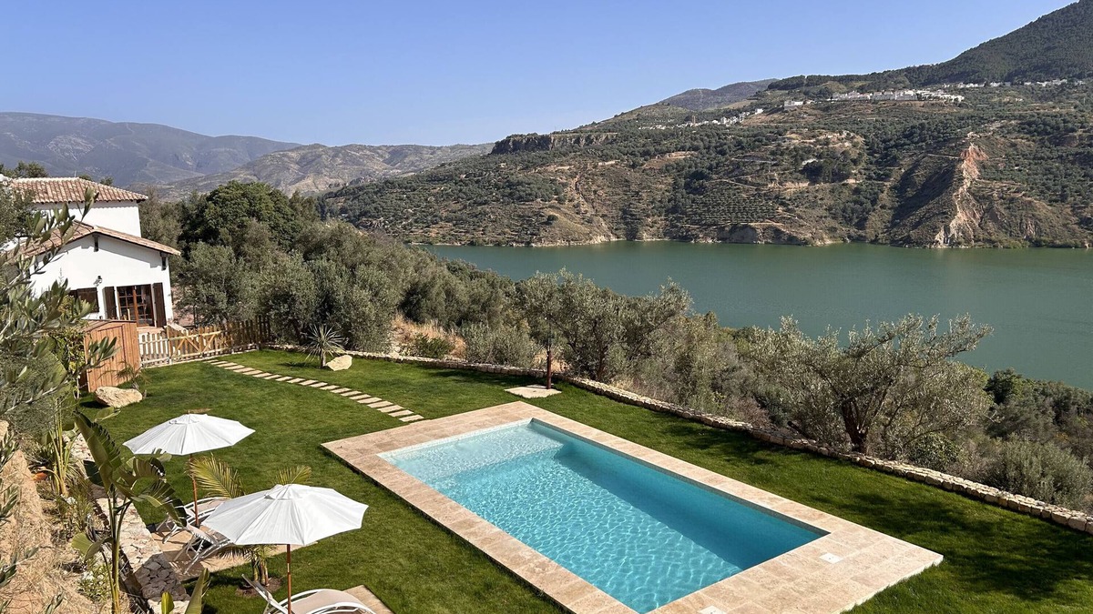 Lecrin Valley Villa | Villa 'Mirador Del Lago' with Lake View, Wi-Fi and Air Conditioning