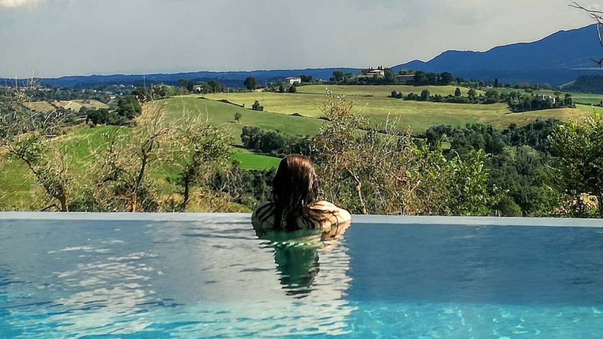 Magliano Sabina Villa | Villa Mirella between Rome, the thermal baths of Viterbo and Umbria - panoramic swimming pool with fireplace