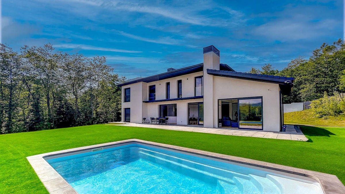Irun Villa | Villa Moderna en el Golf de San Sebastian con Vistas a las Montañas