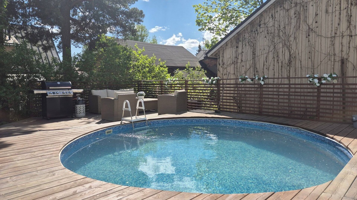 Koillinen District House | Villa Mosahiisi Charming Poolside Getaway