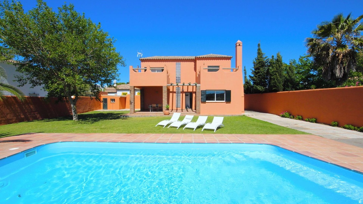 Los Canos de Meca Ski Chalet | VILLA NEXT TO THE BEACH (5MINUTES) WITH PRIVATE POOL