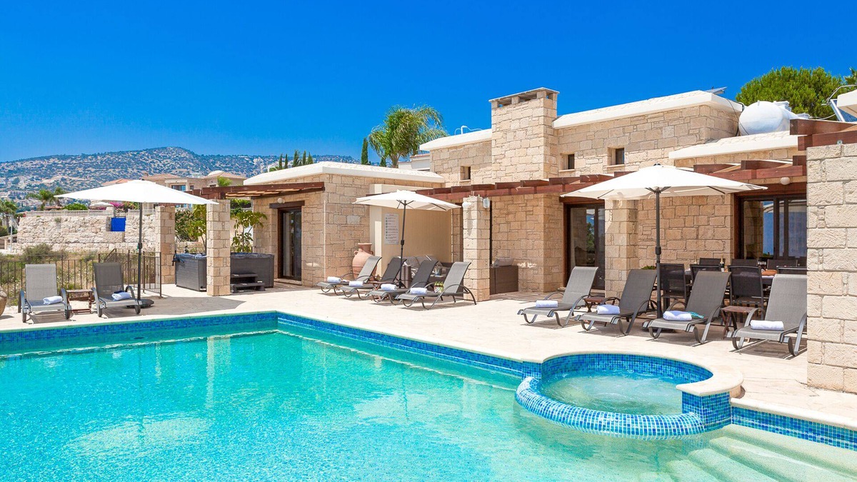 Peyia Town Villa | VILLA NIKKI 6 Guest Rooms, Infinity Pool, Amazing Sea & Mountain Views!