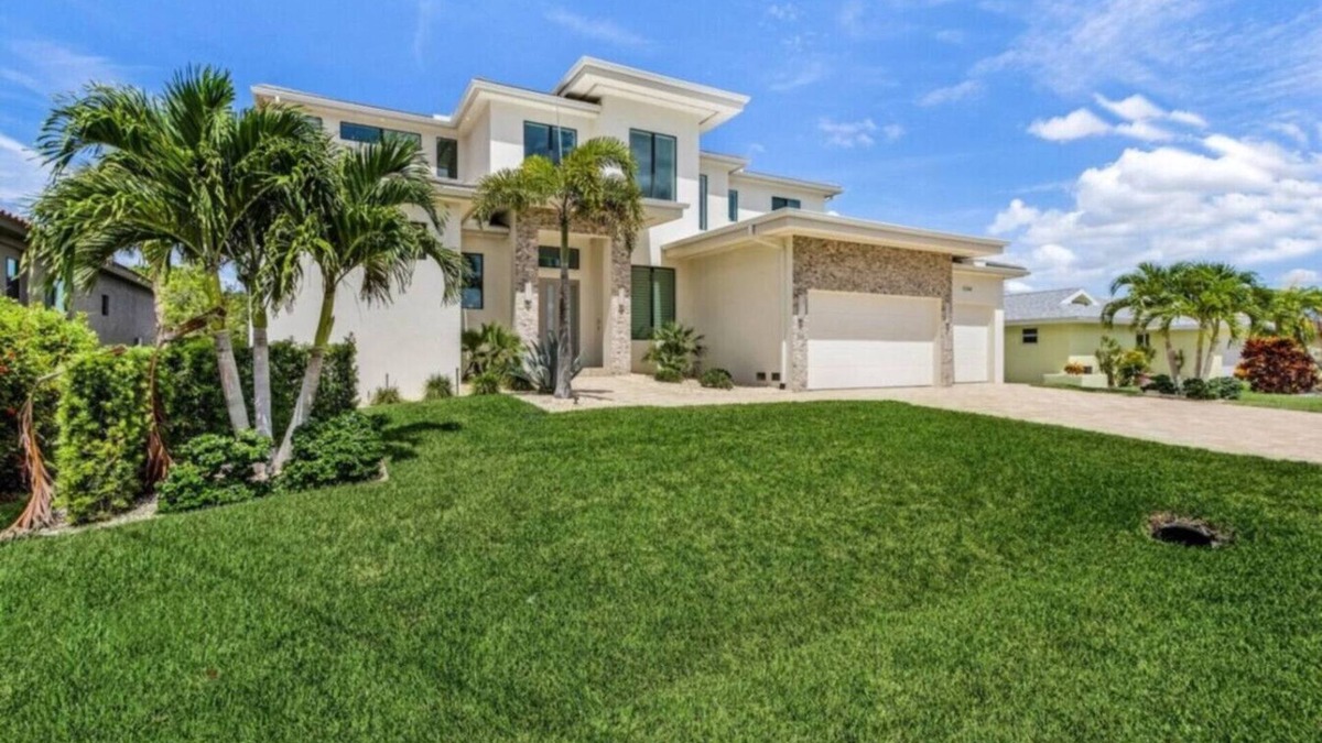 Yacht Club Villa | Villa No.1 luxurious Villa on Gulf access Canal