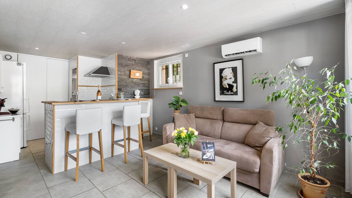 Cuers Apartment | Villa Nui - Comfortable apartment - Summer terrace and private parking.