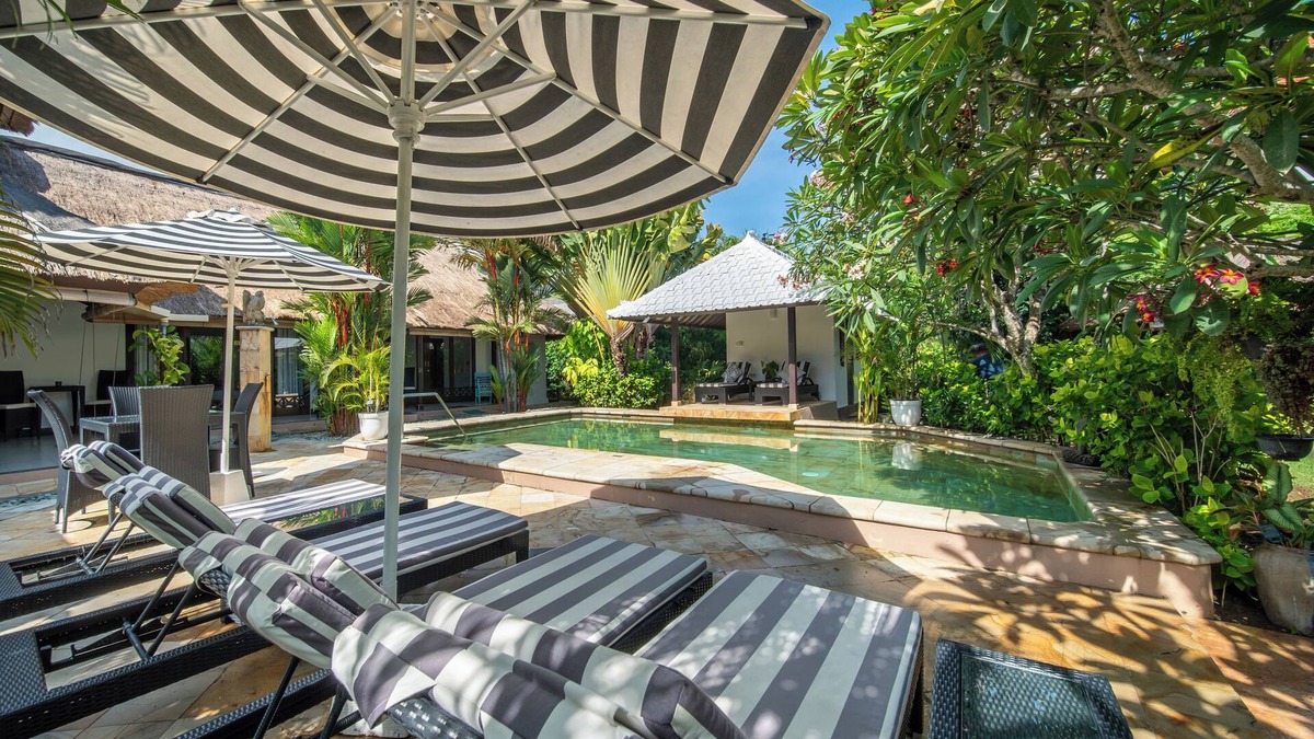 North Legian Villa | Villa NyumpenenStunning 4BR 1600M2 Garden Oasis