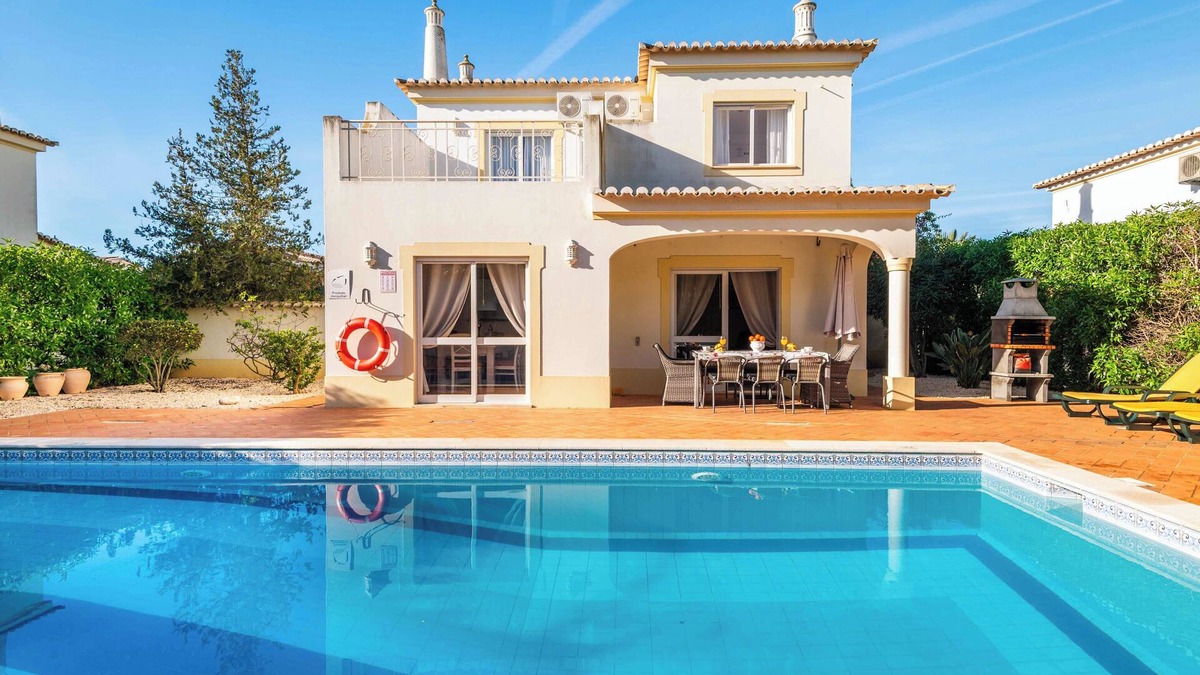 Portimao Villa | Villa Oásis, Piscina Privada, Ténis, Jacuzzi e Piscina Aquecida do Condomínio!