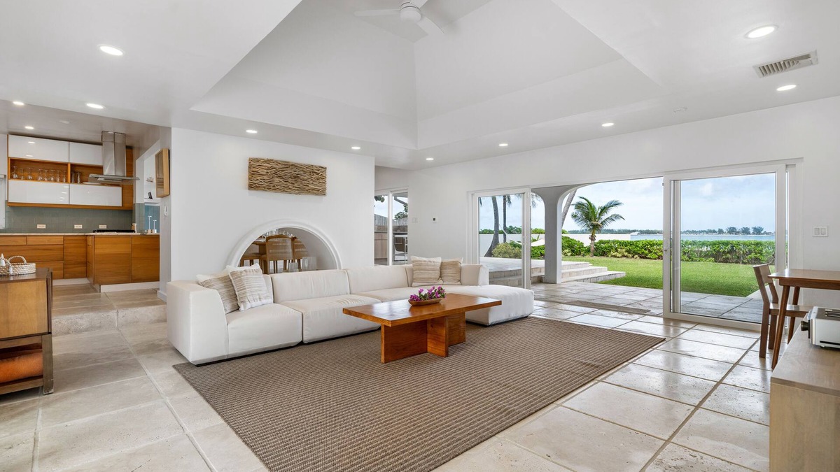 Nassau House | Villa Oasis- Beachfront House with Pool- Close to BahaMar!