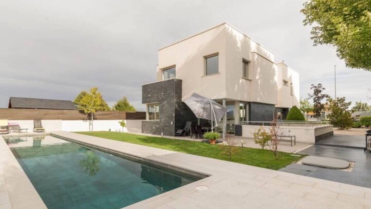 Villanueva del Pardillo Villa | Villa Oasis in Madrid for 6, private pool and barbecue 20min from the capital city