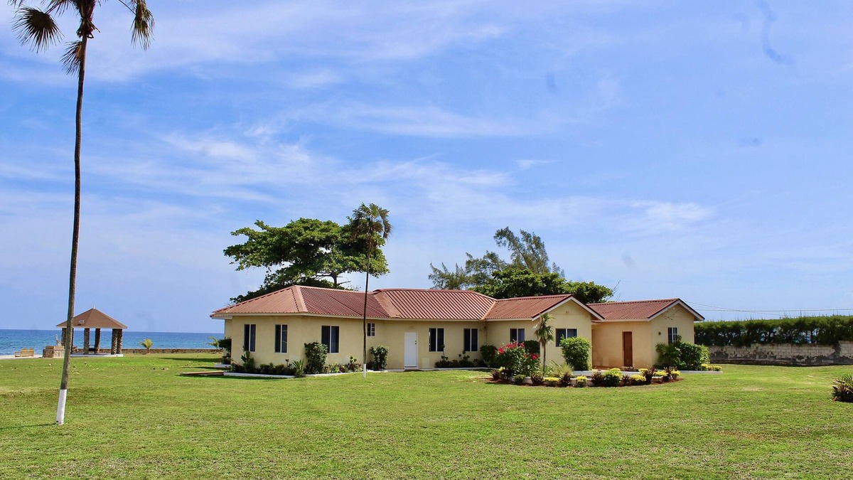 Discovery Bay Villa | Villa Oasis: Modern/Private Beach/Oceanfront