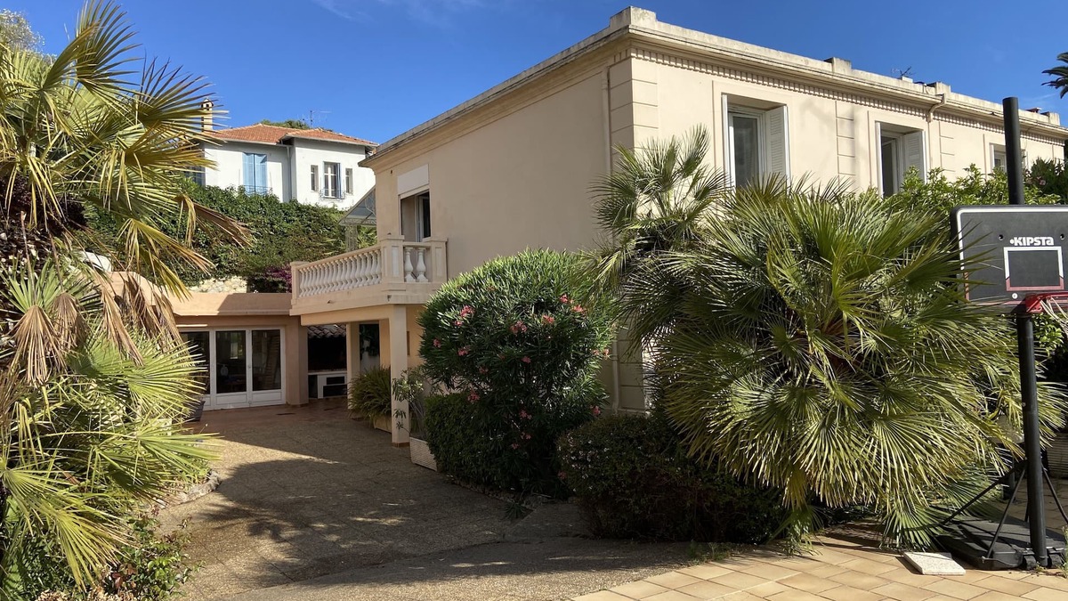 Antibes City Centre Villa | Villa of 210 m² in the centre of Antibes, large parking area and garden