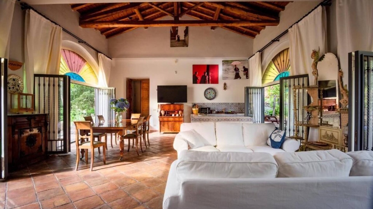 Milo Villa | Villa of Character with Pool and Private Park