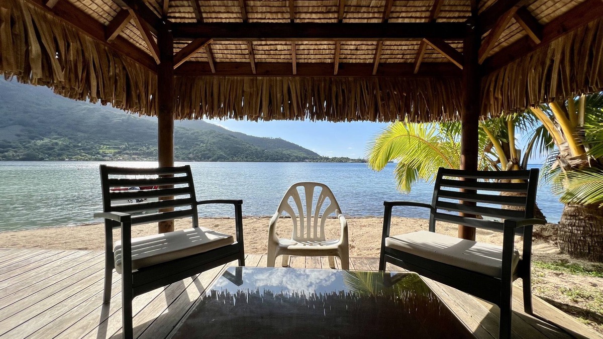 Cook's Bay Villa | Villa Ohana - Polynesian Villa w Private Beach