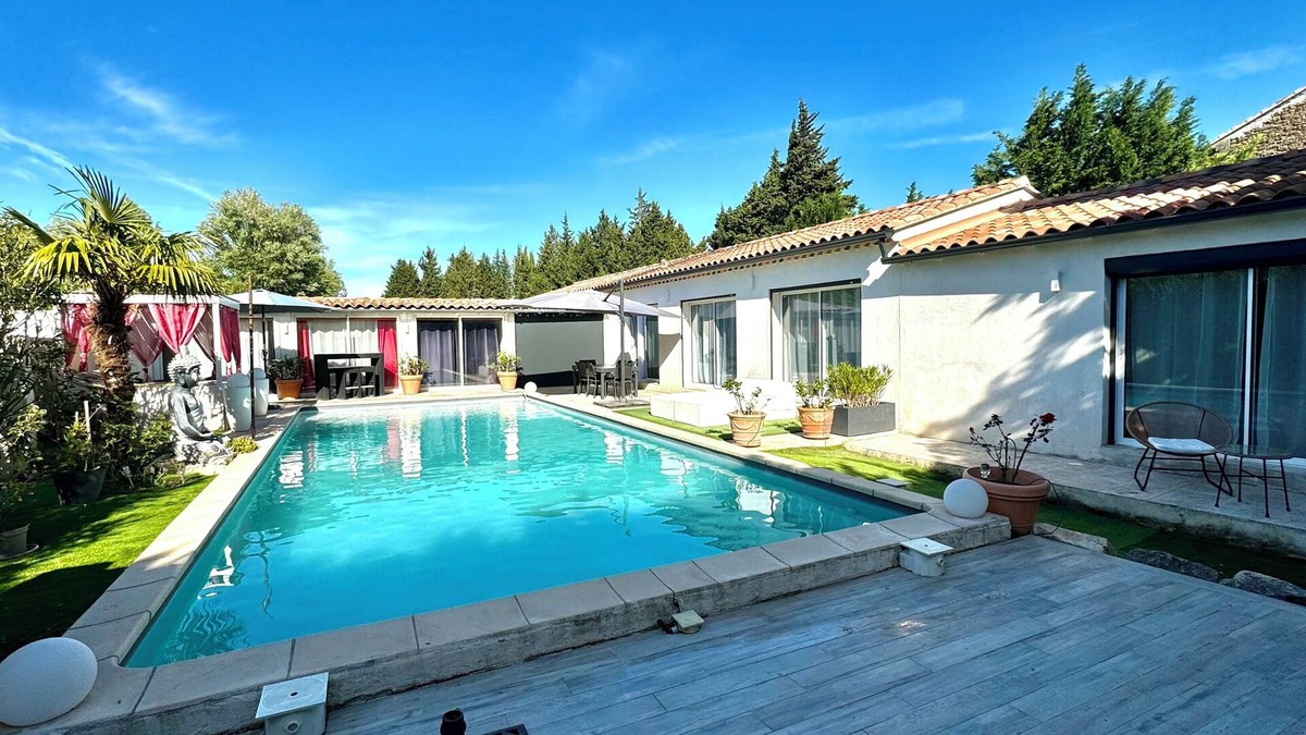 Monteux Villa | Villa Olivia, avec Piscine ,salle de Sport, Terrasse, Jardin et Gardien.