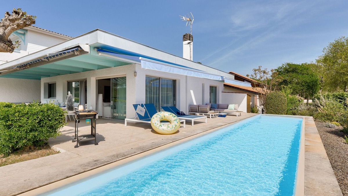 Taussat Villa | Villa on the Port of Taussat with swimming pool