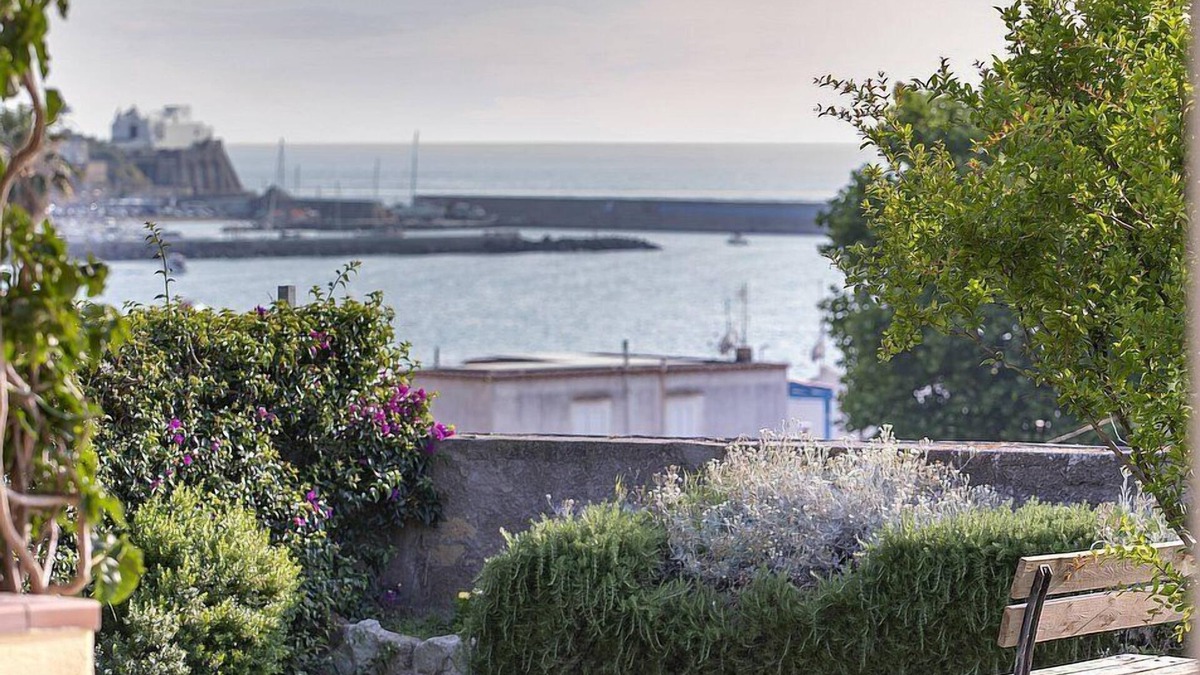 Forio House | Villa Opalina: A bright and sunny townhouse which faces the sun and the sea, with Free WI-FI.