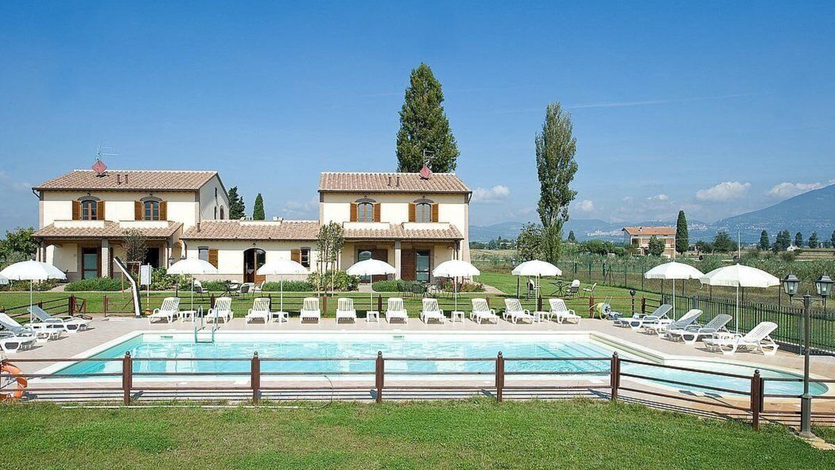 Cannara House | Villa Ornata A: A characteristic and welcoming apartment surrounded by the greenery, with Free WI-FI.