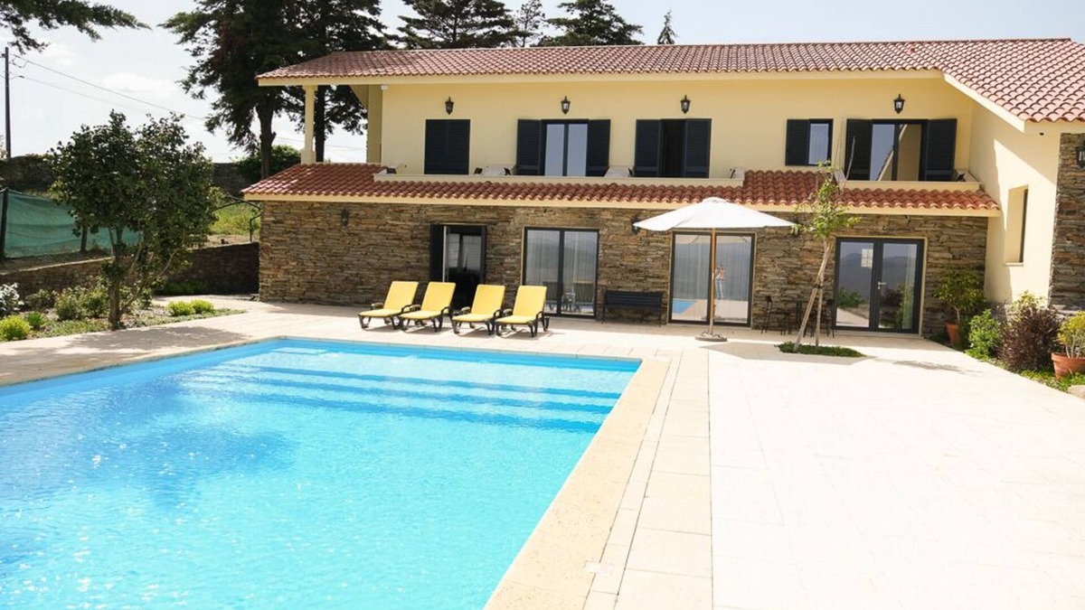 Peso da Regua Cottage | Villa overlooking the Douro River with Swimming Pool and Tennis Court