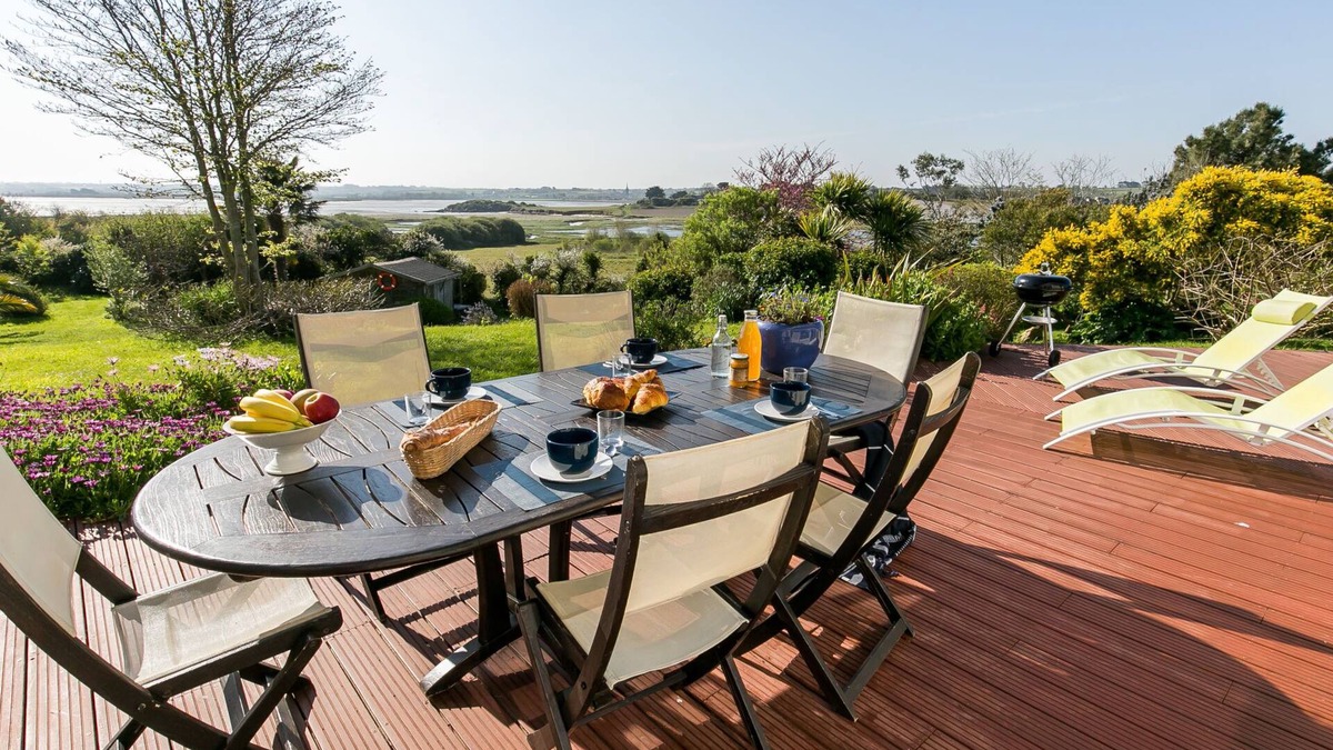Plouneour-Trez House | Villa Panorama Mer by Interhome