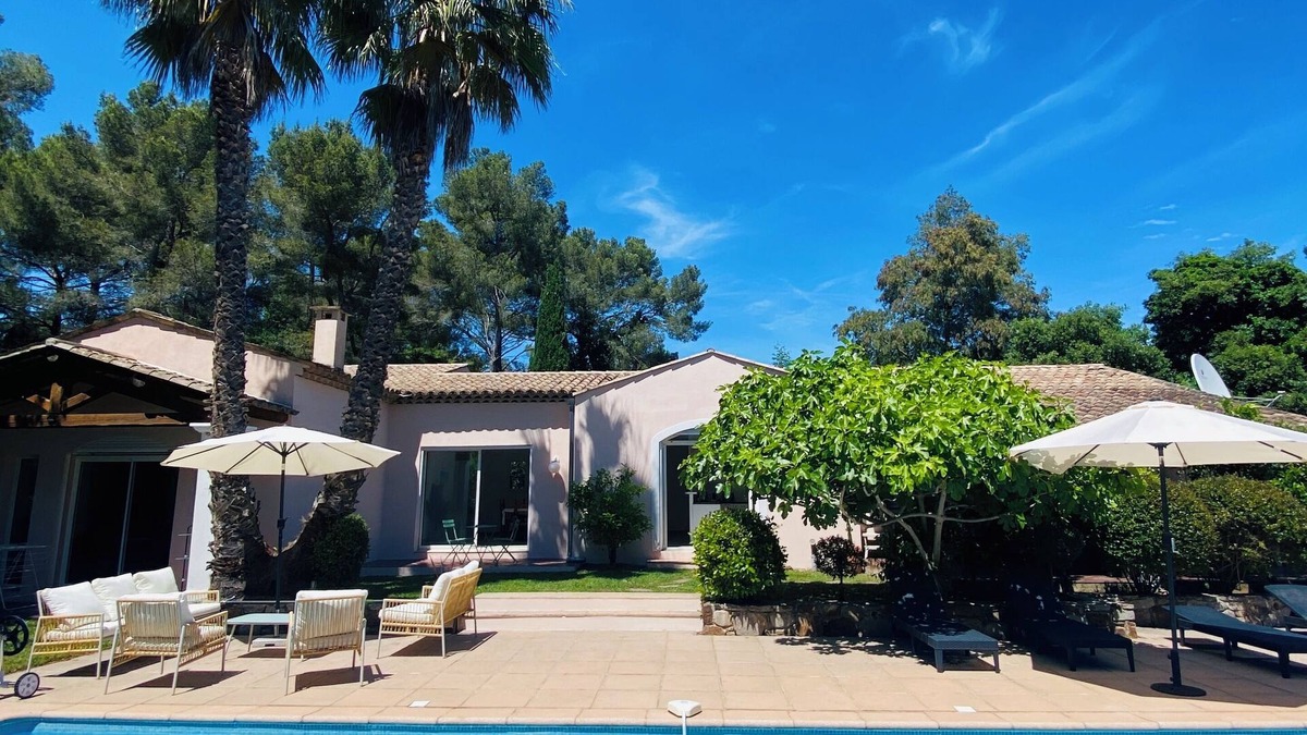 Pardigon Villa | Villa Pardigon with large pool & private gardens - 300m walk to the beach!