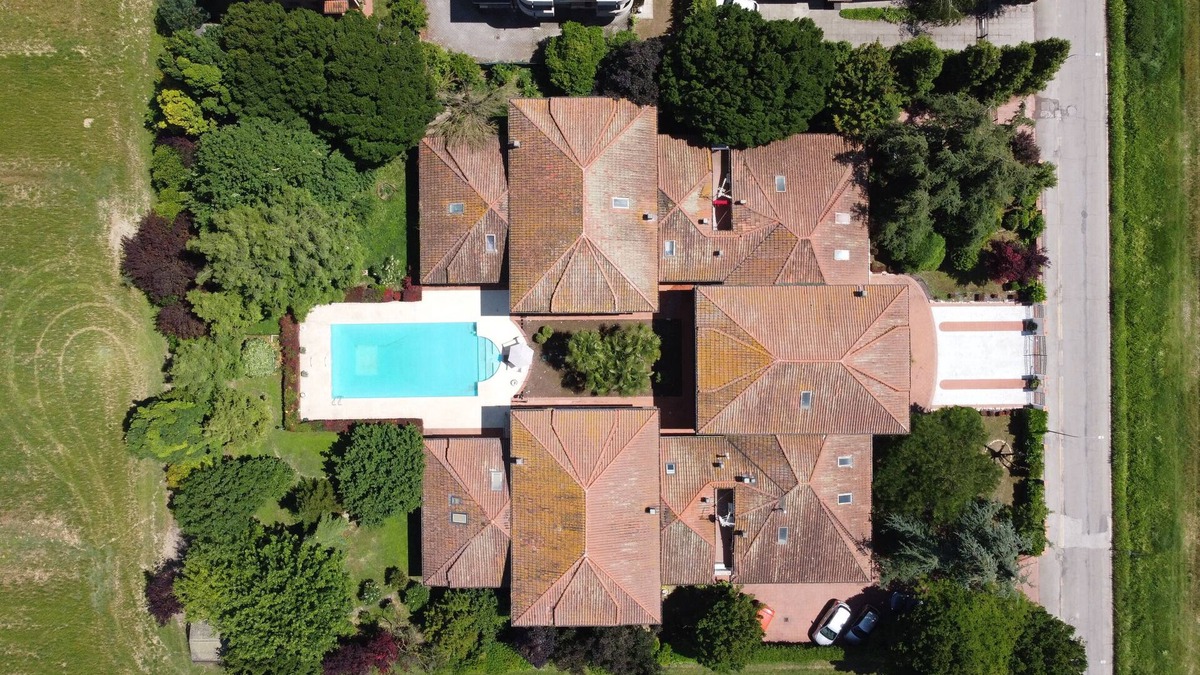 Nonantola Villa | Villa Petrone | Luxury Four Seasons-Jacuzzi&Pool