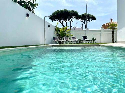 Chiclana de la Frontera Villa | VILLA PIMIENTA, Chalet de lujo a 100 metros del mar
