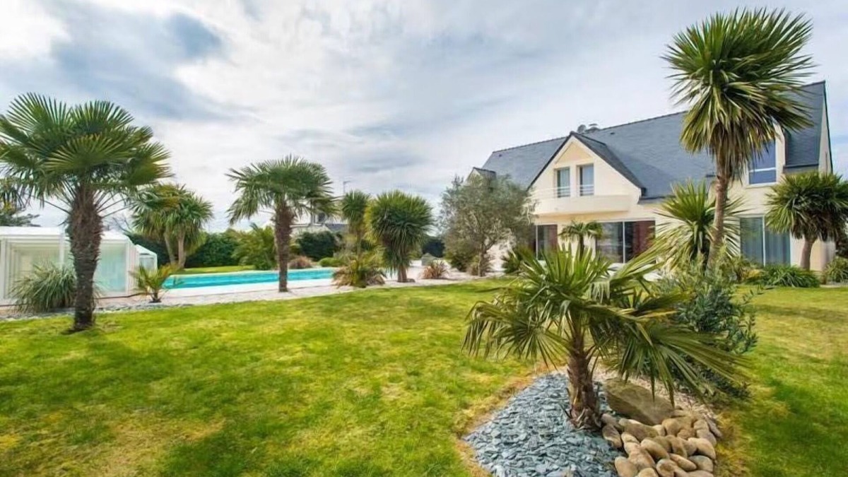 Plouharnel Villa | Villa '- Piscine Chauffée, Jacuzzi' with Private Pool, Private Terrace and Wi-Fi