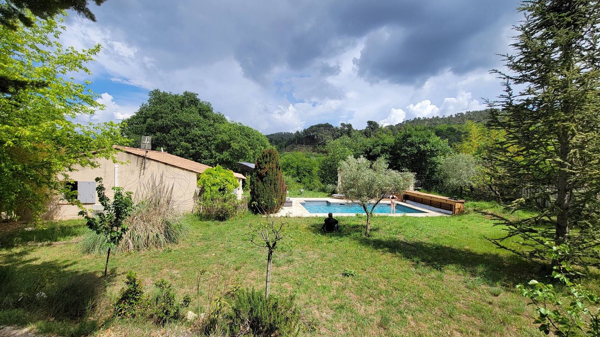 Cadenet Villa | Villa 'Piscine Climatisée' with Mountain View, Wi-Fi and Air Conditioning