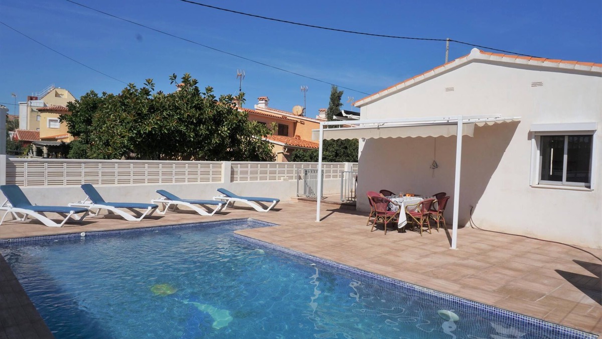 Almadrava Beach Ski Chalet | Villa PLAYA AZUL two steps from the beach in Els Poblets