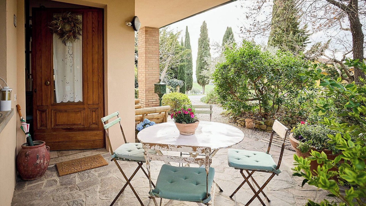 Monticchiello Apartment | Villa PoliFlora is a modern apartment in Monticchiello of Pienza in Tuscany.