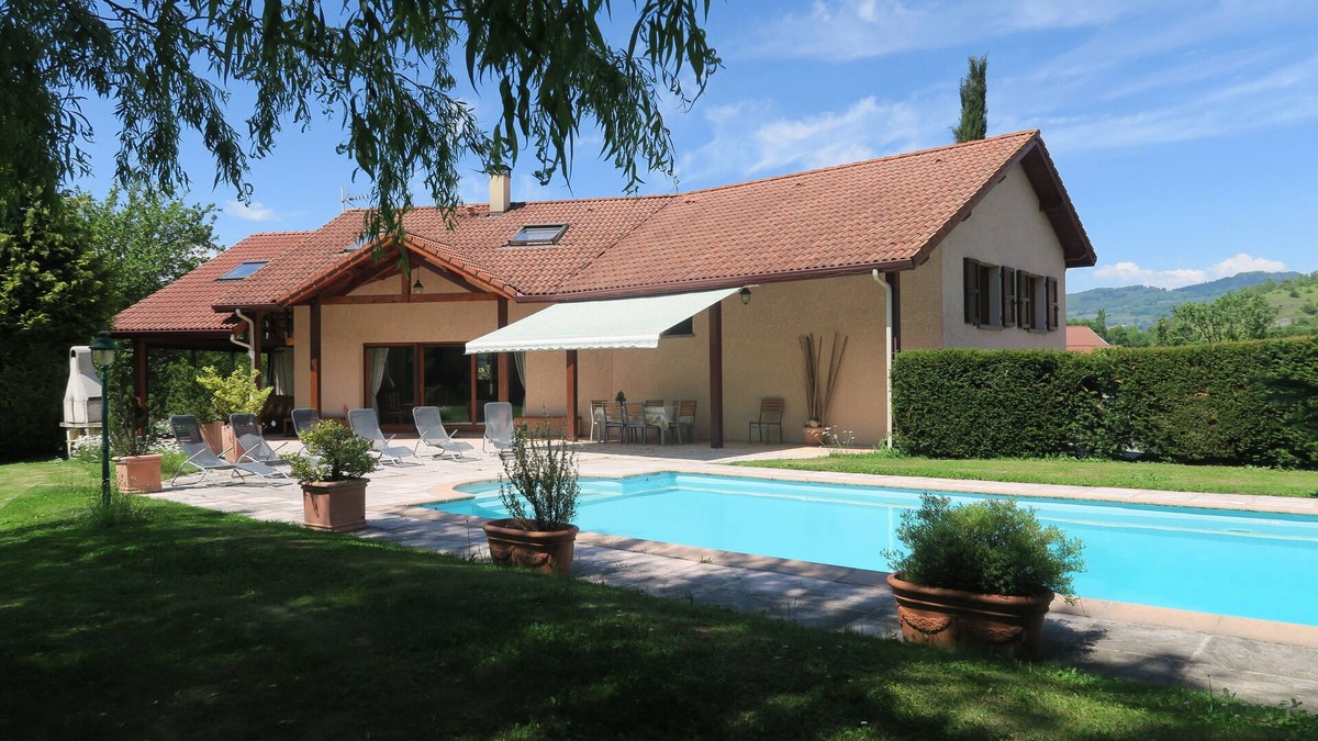 Brie-et-Angonnes House | VILLA + POOL BETWEEN GRENOBLE AND CHAMROUSSE