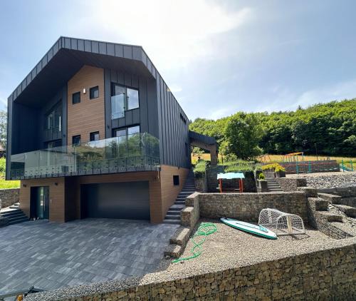 Hodrusa Hamre Ski Chalet | Villa pri rybníku STROHM