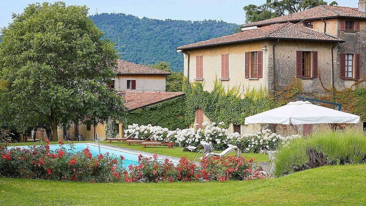 Erbusco Villa | Villa Prodigio: A splendid seventeenth-century two-story historical villa located in the heart of the Franciacorta, with Free WI-FI.