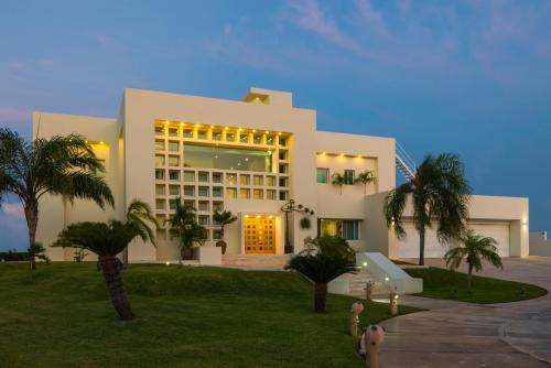 Puerto Juarez Villa | Villa Punta Sam - Beachfront Luxury Villa