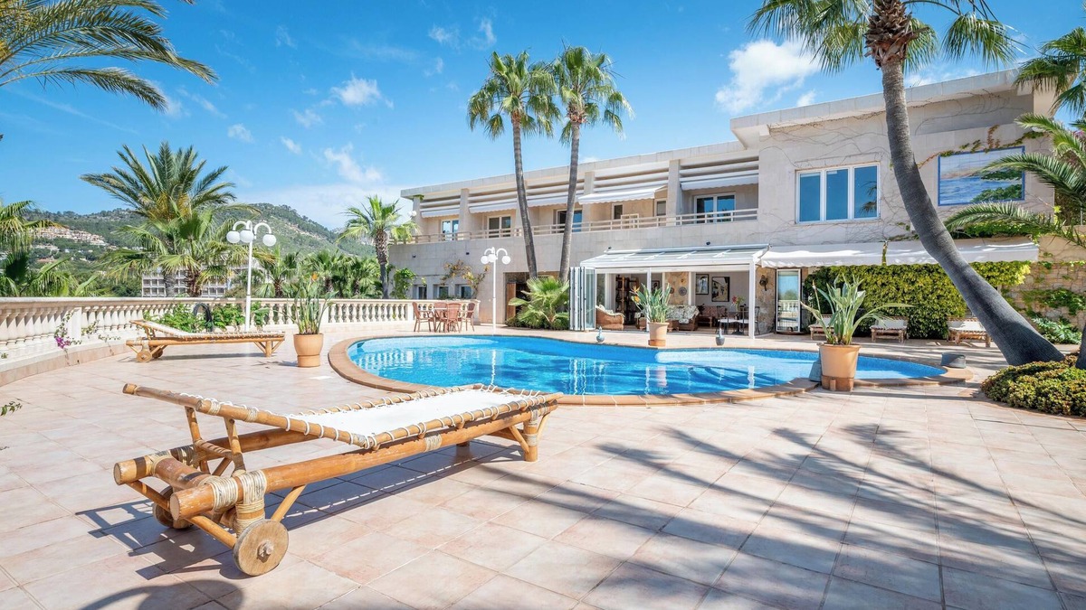 Peguera Villa | Villa "Quesada" Close to the Beach with Pool, Garden & Wi-Fi