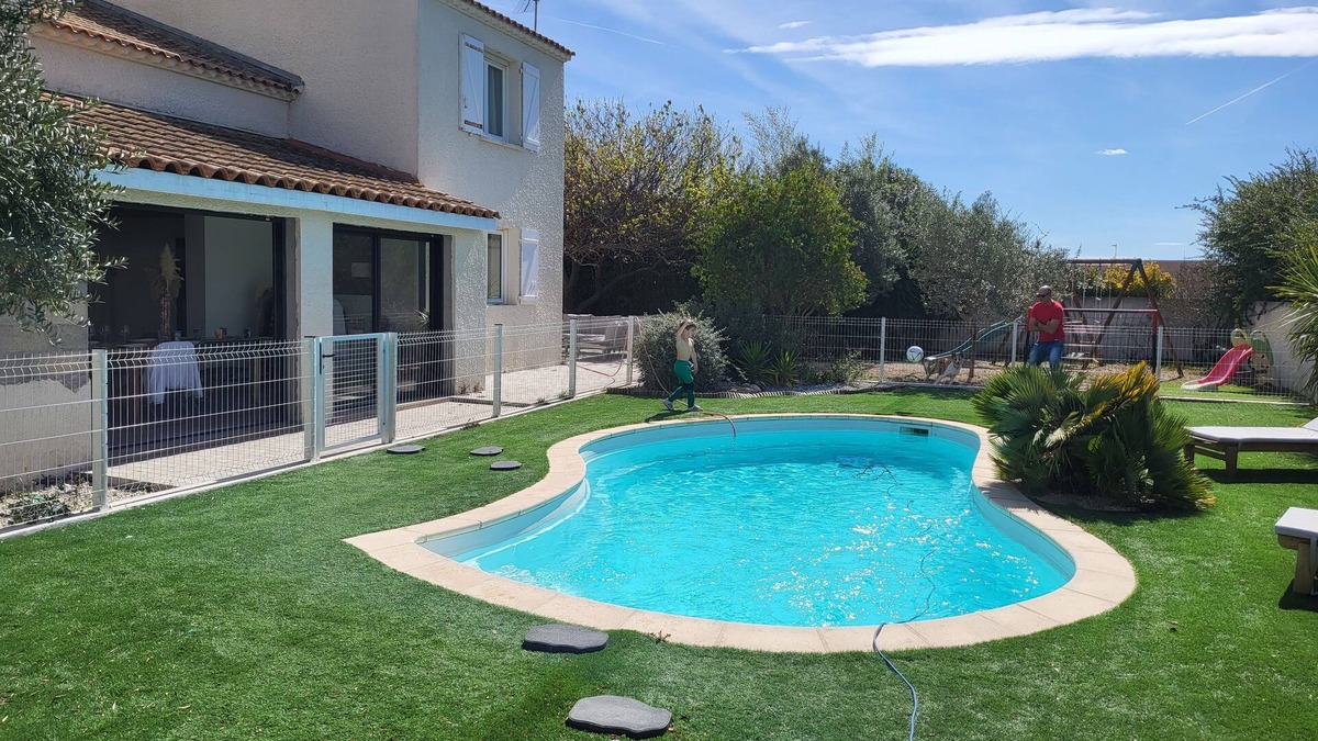 Sauvian House | Villa rental with swimming pool close to the sea.